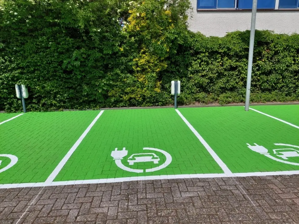 Parkeerplaats auto oplaadpunt - Elektrische oplaadpunt auto Traffictotaal.nl wegmarkering parkeervak