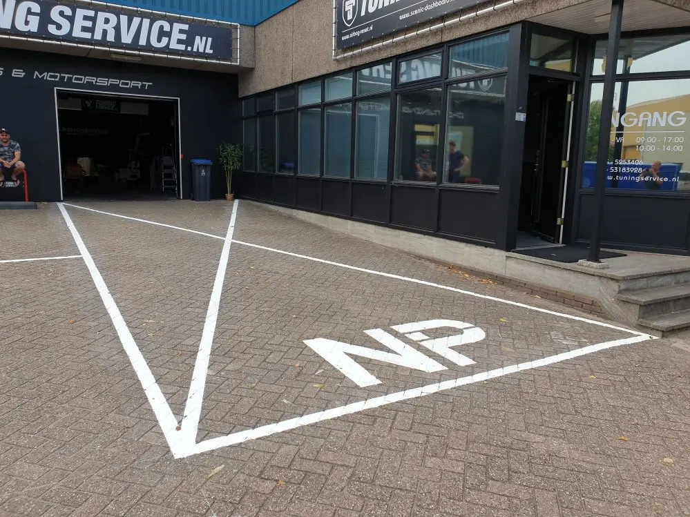 Niet parkeren wegmarkering - NP - Niet Parkeren wegmarkering kruis met NP logo Traffictotaal.nl