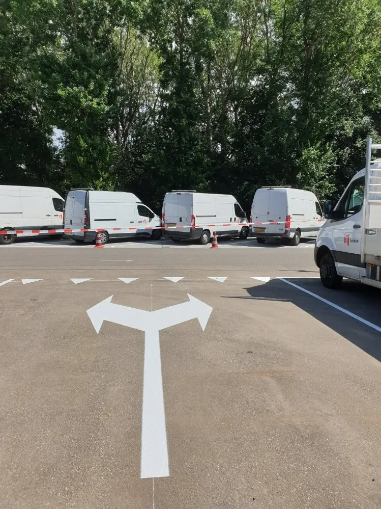 Pijlen wegdek wegmarkering - verkeerspijl linksaf en rechtsaf wegmarkering Traffictotaal.nl